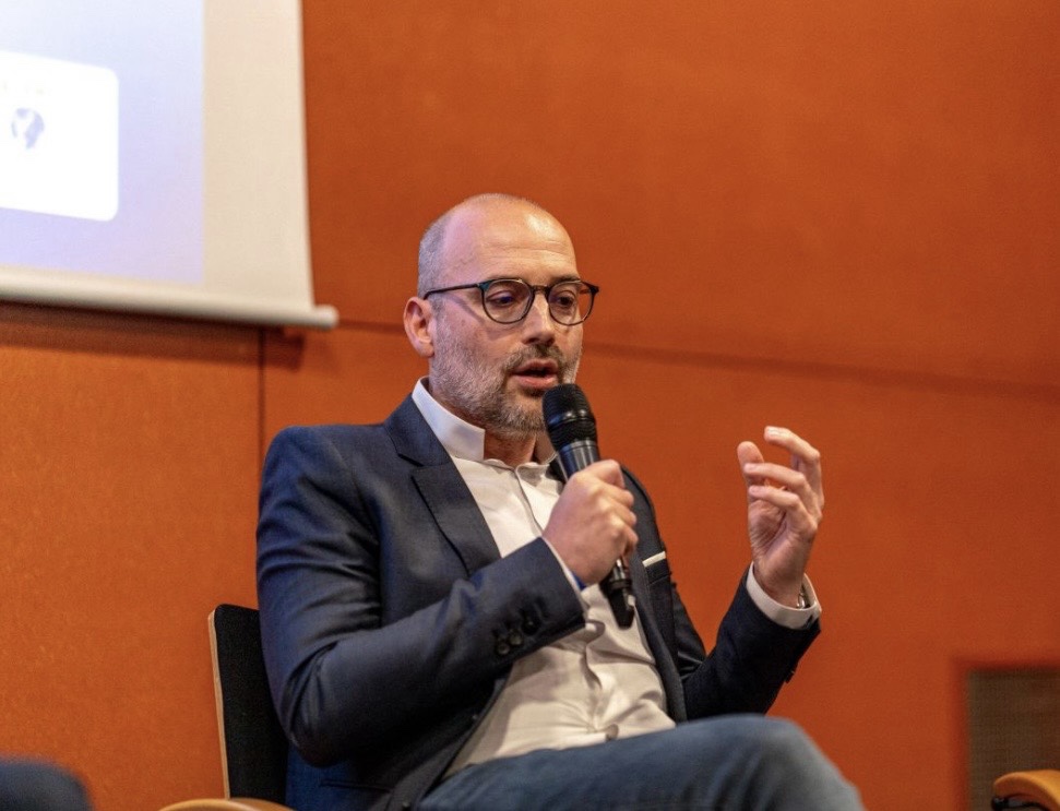Ludovic Lagrange intervient au micro lors du Meetup sur l’intelligence artificielle à Rennes